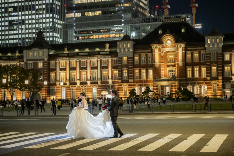 東京駅の交差点でウォーキングショット