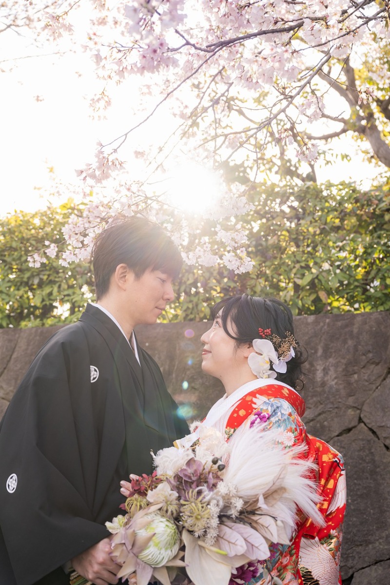 春の光と満開に咲く桜に囲まれた見つめ合うおふたり