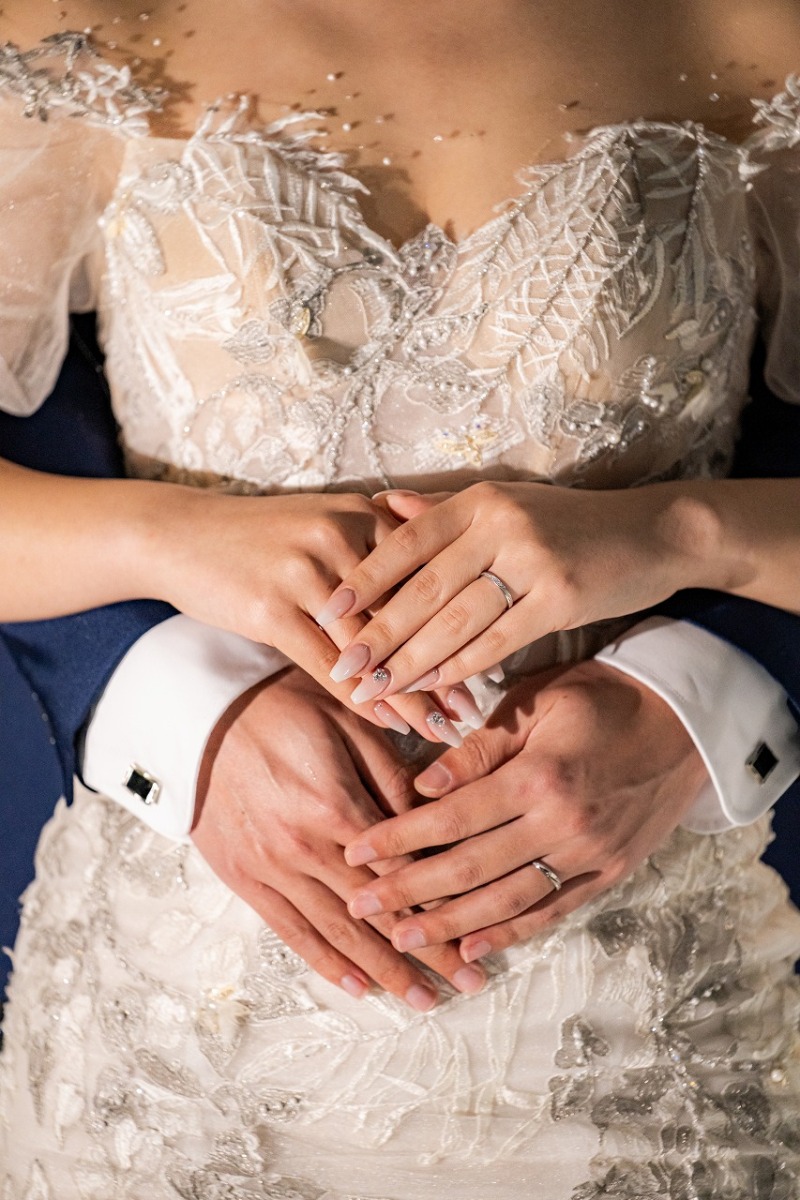 重ねた手に宿る結婚指輪の輝きを、1枚の写真に。