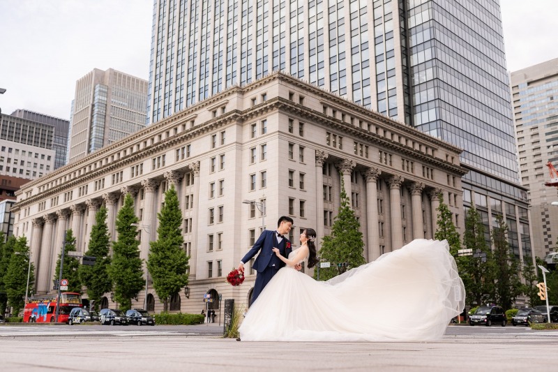 丸の内の街並みに、ロングトレーンが映える一枚を!