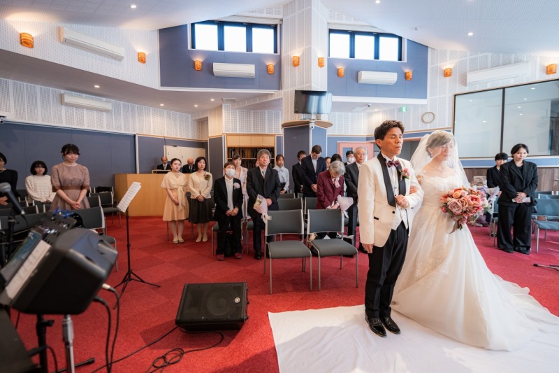 ゲストに見守られてご新郎様のもとへ進み、祭壇へ。