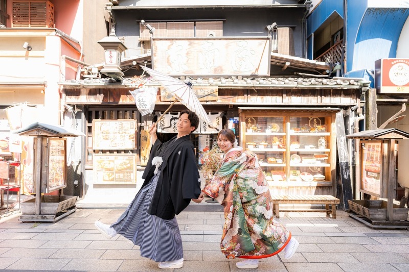 浅草の街並みで、番傘を片手におふたりらしい1枚。