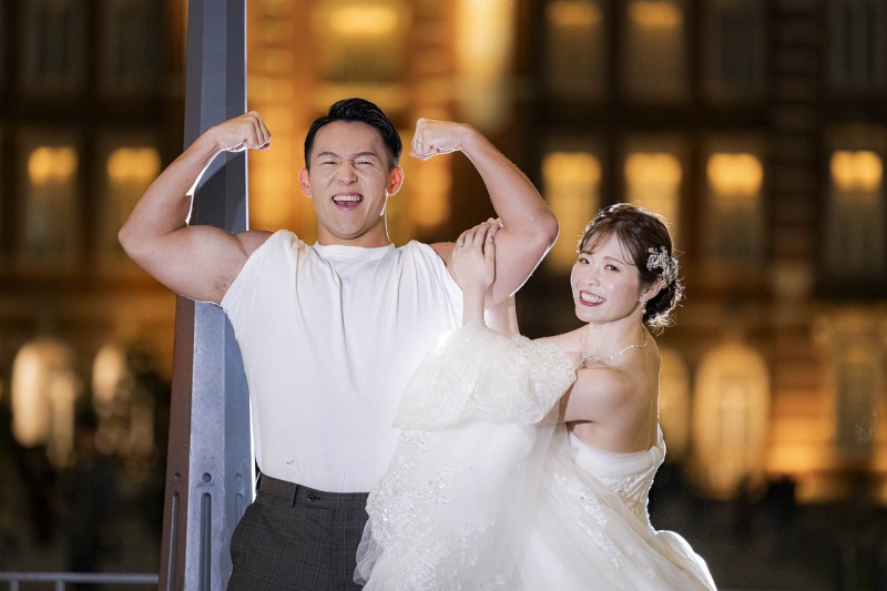 最後はおふたりらしく！マッスルポーズ！