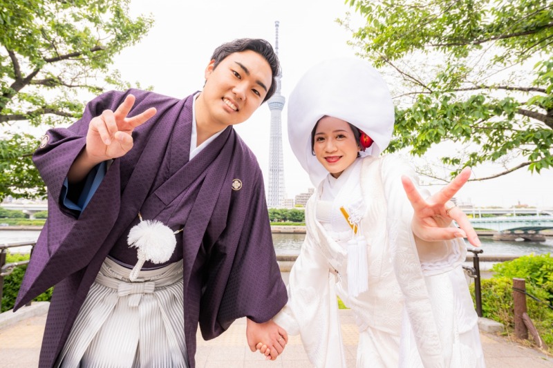 カメラに向かってピース