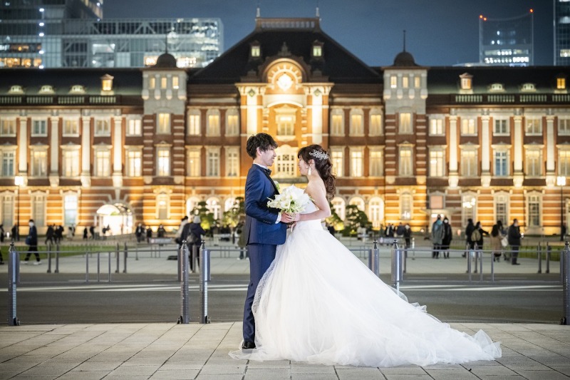東京駅前で見つめあって♡