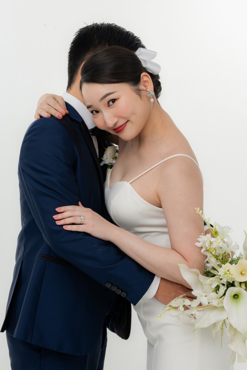 ご新郎様にぎゅっと近づいて残すご新婦様のショット