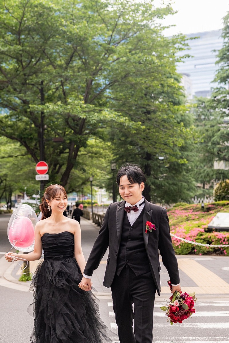 手をつないで歩く笑顔あふれる街角の時間