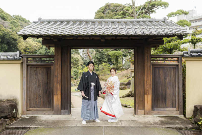 庭園の門で伝統的な立ち姿を