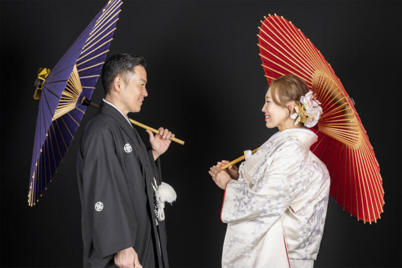 黒背景のスタジオでスタイリッシュに向かい合って