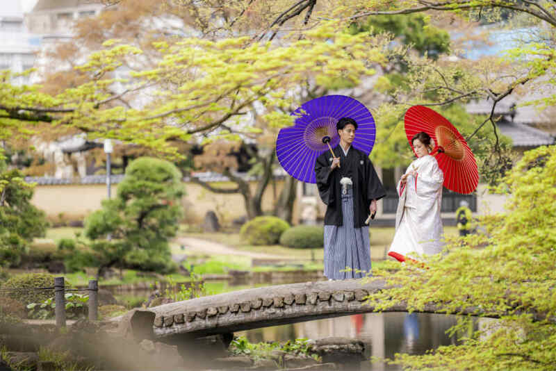 橋の上で番傘を