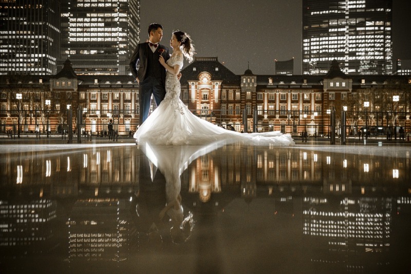 東京駅前でリフレクションショット