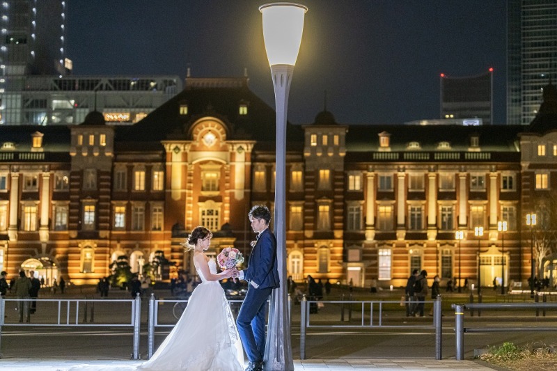 街灯に照らされて