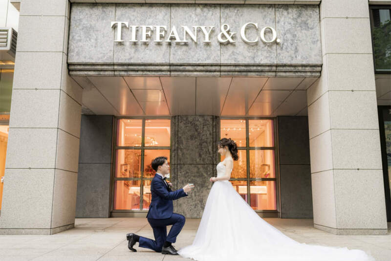 ティファニーの前でプロポーズショット♡