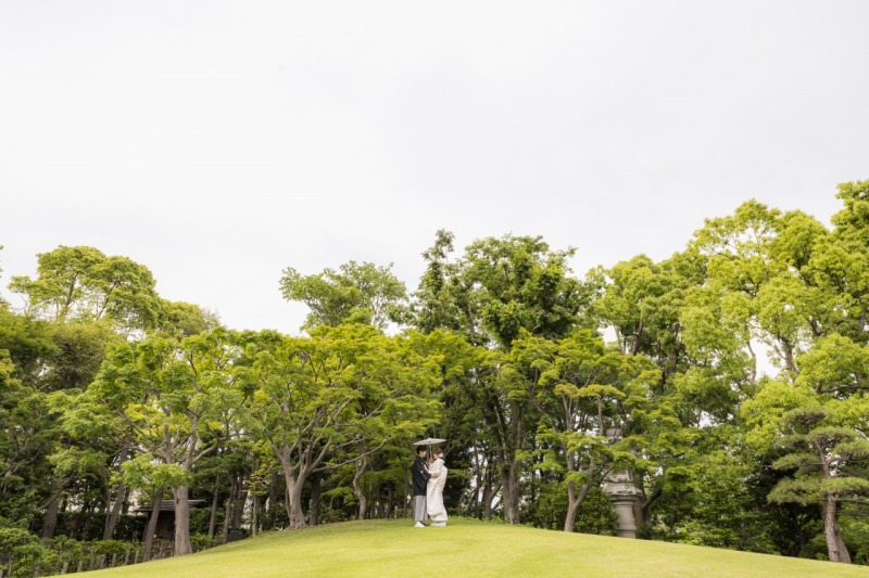 広い庭園の中で残す、緑に囲まれたおふたりの一枚。