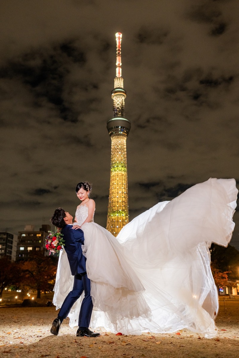 夜空に映えるドレスとスカイツリー
