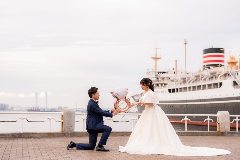 みなとみらいの海景色に映えるプロポーズショット♡