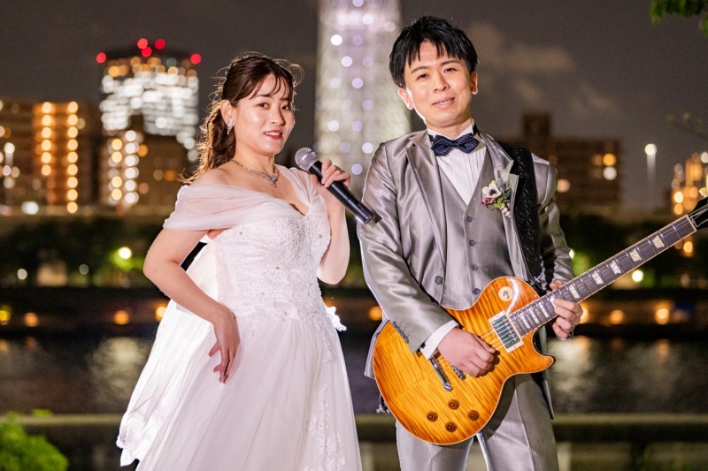 スカイツリー前でおこものを持っておふたりらしく☆