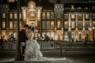 夜の東京駅周辺で前撮り
