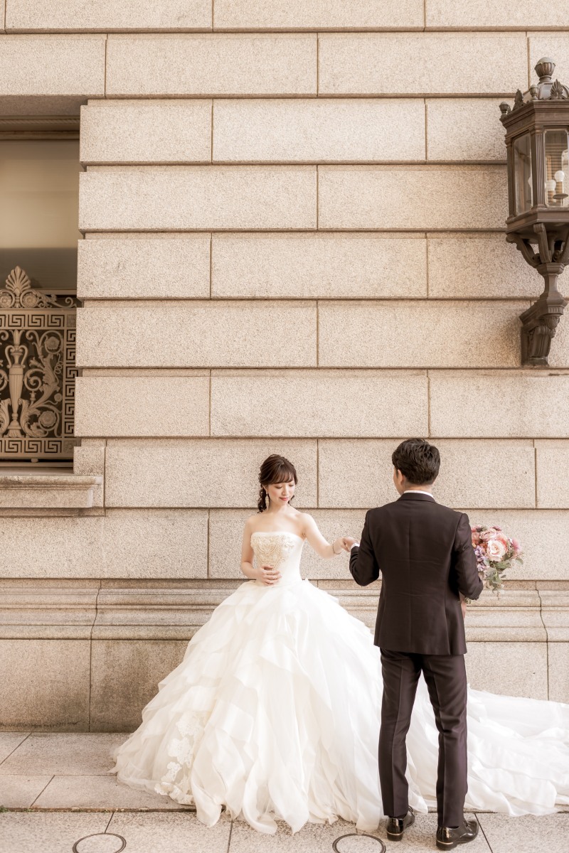 ご新婦様の手を取って…