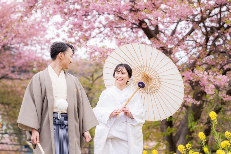 河津桜のやさしい彩りと和装姿を写真に残す