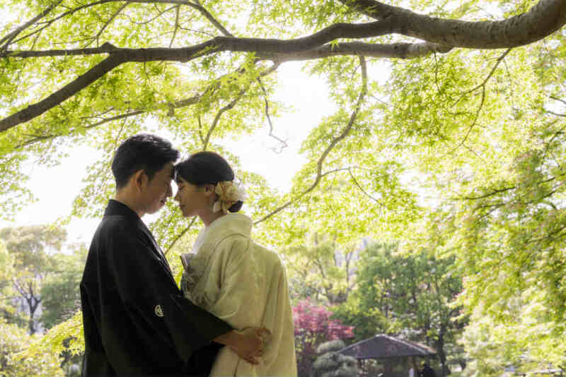 新緑の中でおでここつんショット