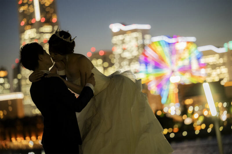 眩しい夜景の中でお鼻こつんショットを