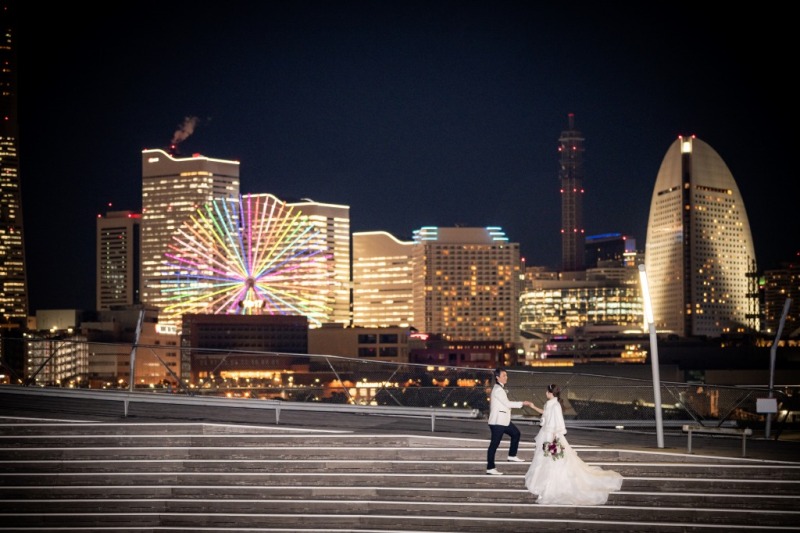 手を取りあうおふたり