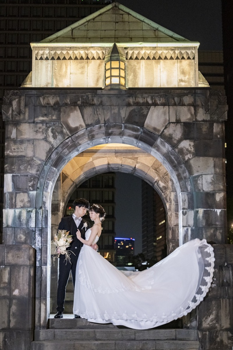 ドレスをファサッとなびかせて