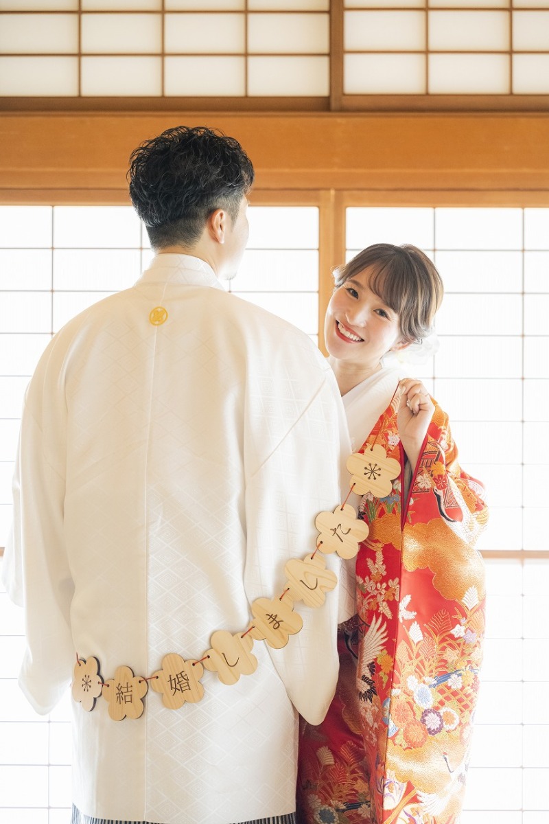 結婚しましたのガーランドと笑顔の和装写真