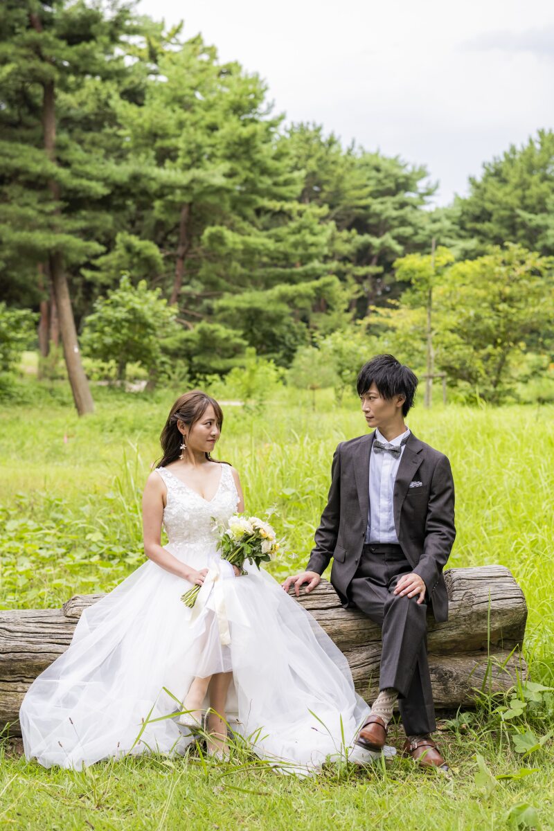 木に座って向き合いショット…♡