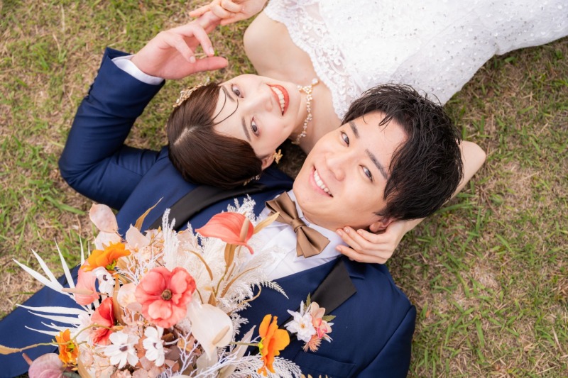 見上げた先に広がる自然な笑顔の時間