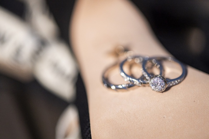 シューズの上でリングのお小物ショット