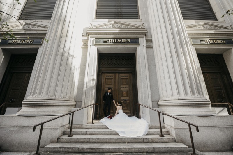 三井本館の階段の上で