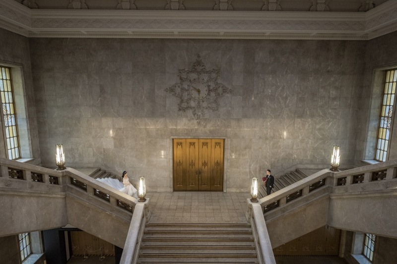 大階段の両サイドで佇むショット