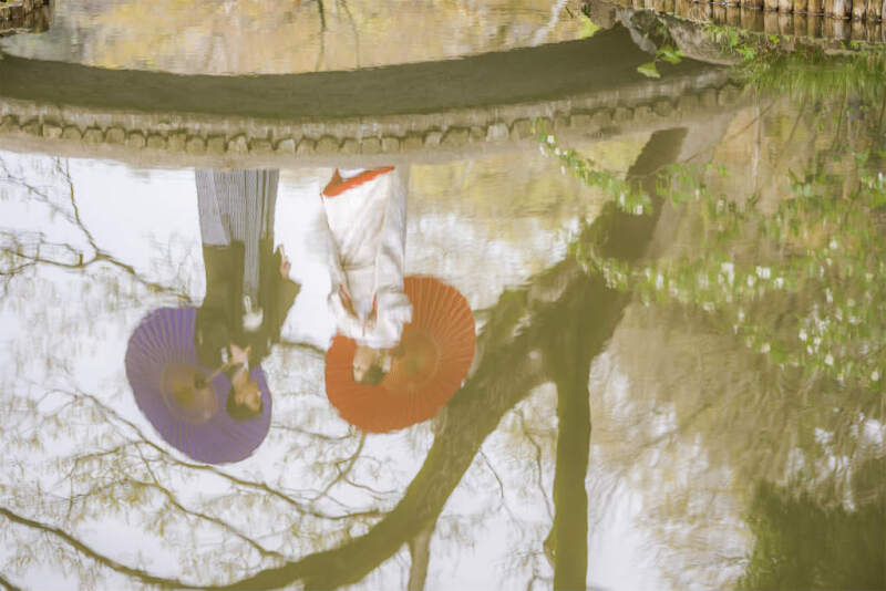 番傘が水面に映るおふたりのショット