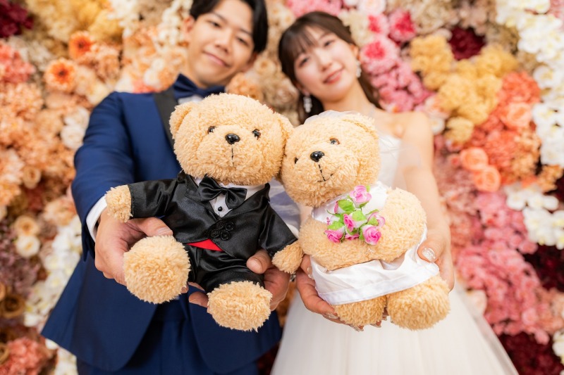思い出のぬいぐるみと一緒にかわいくスタジオで撮影