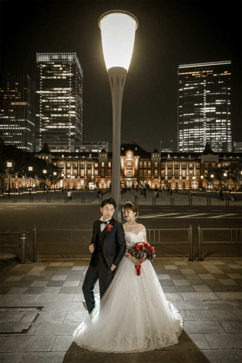 東京駅でスポットライトを浴びて