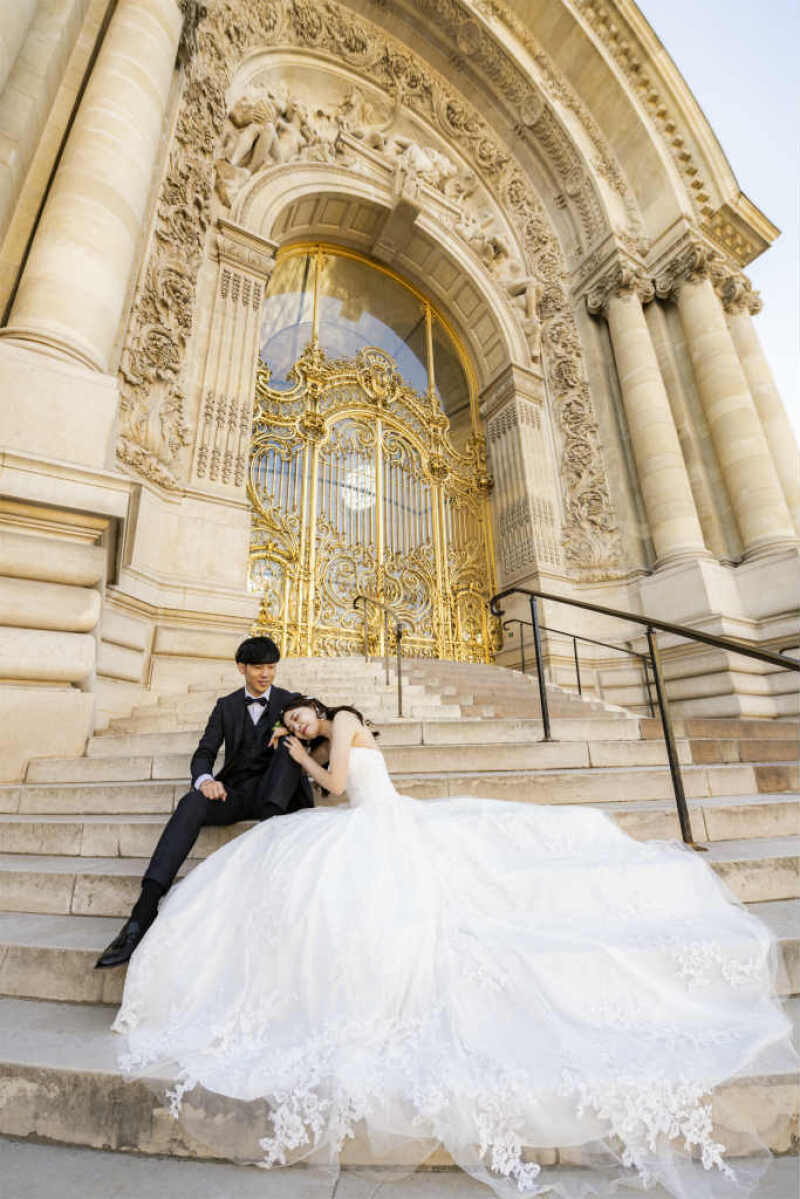 プティ・パレ美術館の階段でお座りショット♡