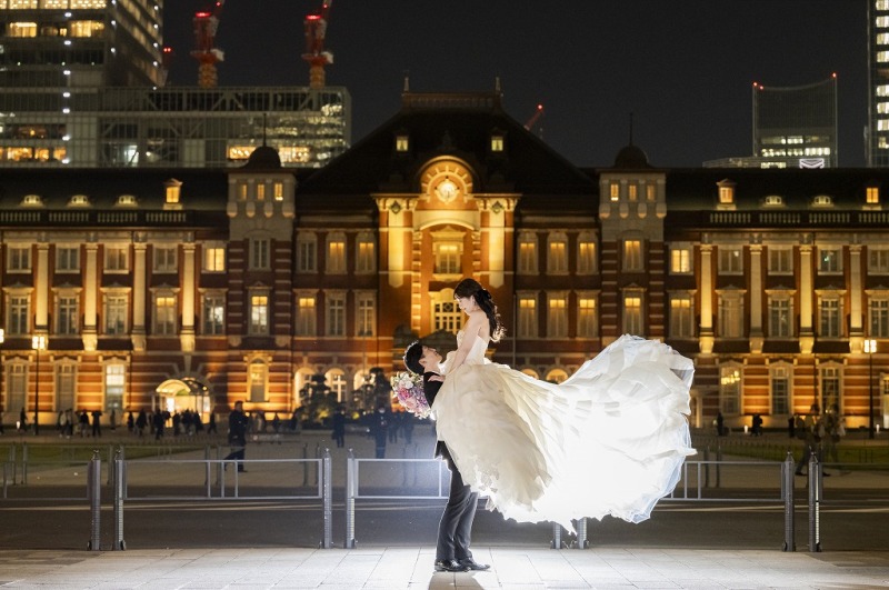 東京駅の中心で愛を誓うおふたり