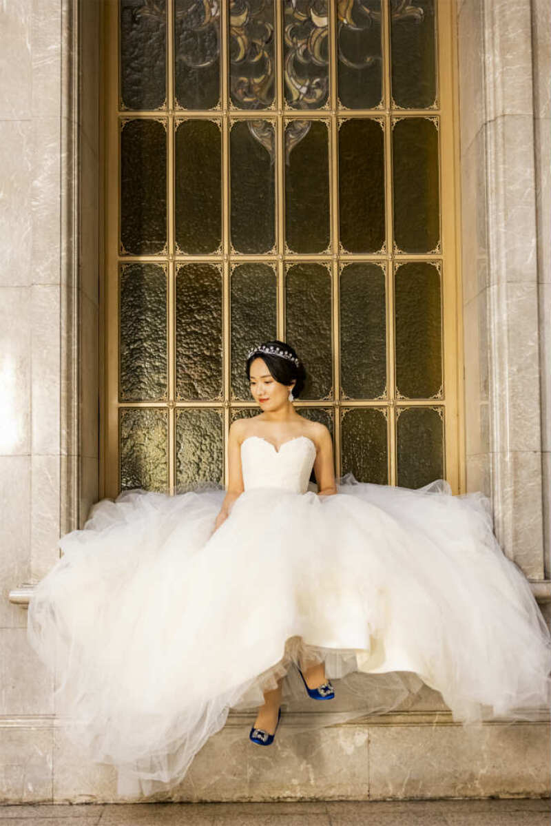 豪奢な窓辺でお座りショット♪