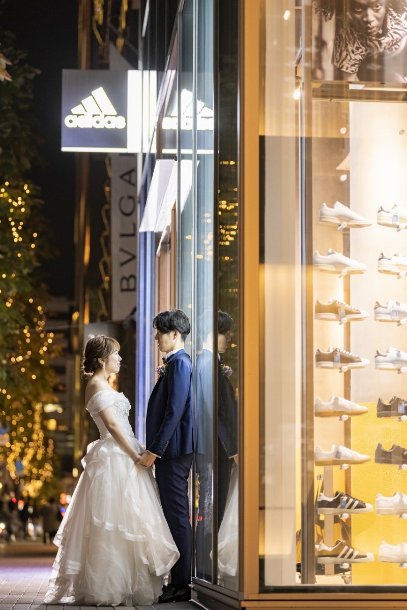 アディダスの前でクールな一枚！