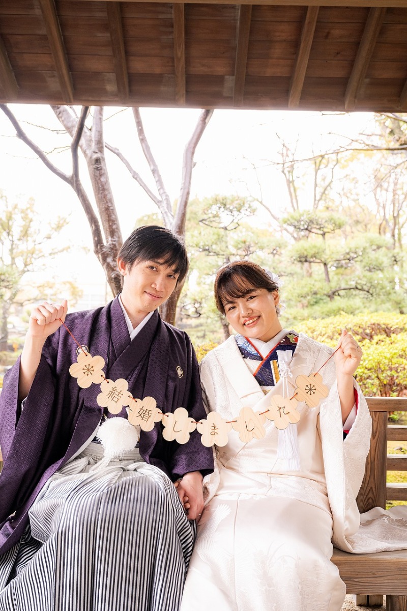 ガーランドを添えて残す和装フォトの記念写真
