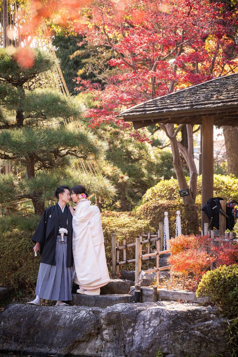 紅葉に包まれた庭園で残す和装の時間