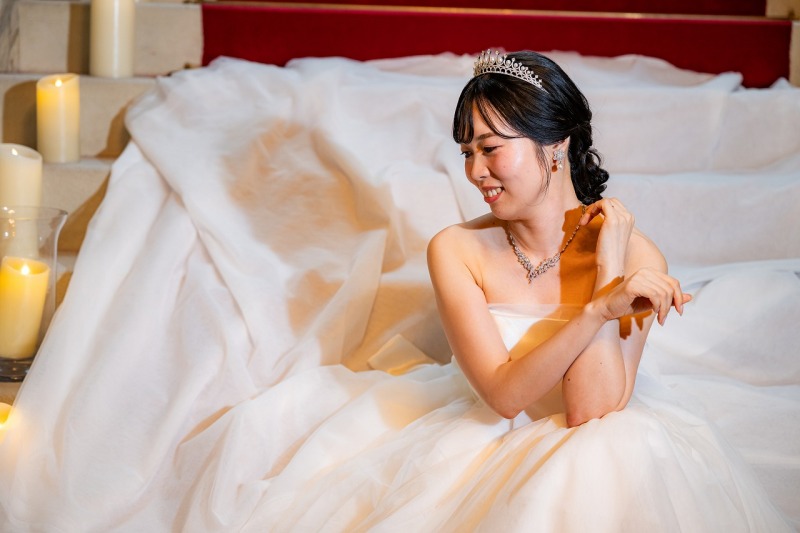 キャンドルの灯りに包まれ、ティアラが輝くご新婦様