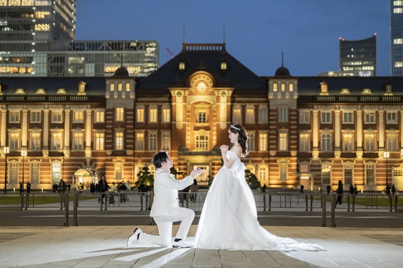東京駅をバックに