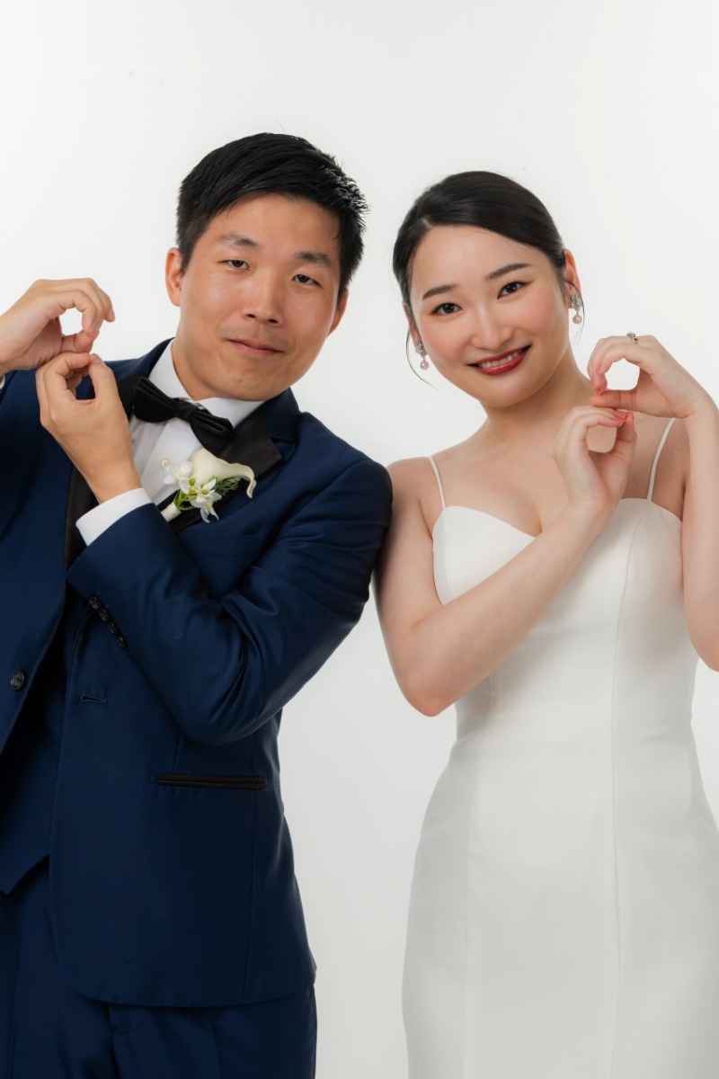 おふたりでハートを8と8をつくって笑顔でかわいく