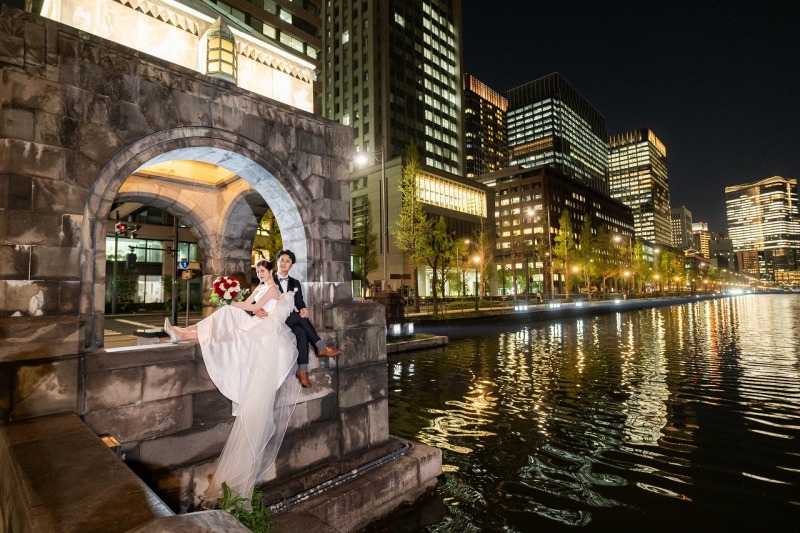 和田倉門と丸の内の夜景広くいれたツーショットに!
