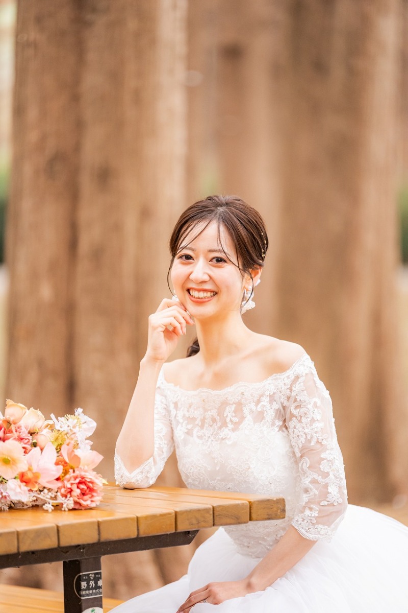 光に包まれて、やさしく微笑むご新婦様