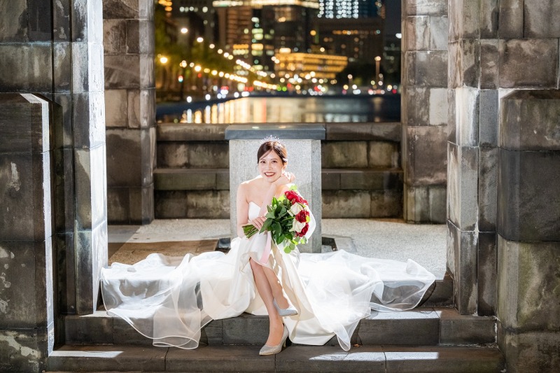 ドレスを広げて座った新婦様のウェディングドレス姿