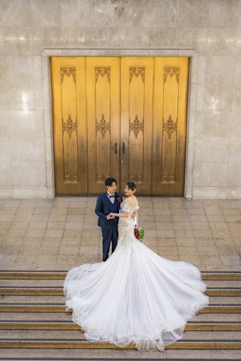 国立博物館の金の扉の前で